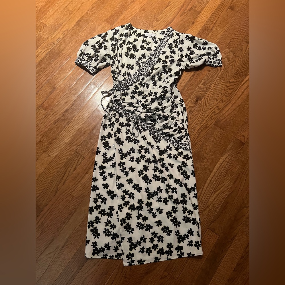 Love, Whit by Whitney Port Floral Puff Sleeve Wrap Dress medium